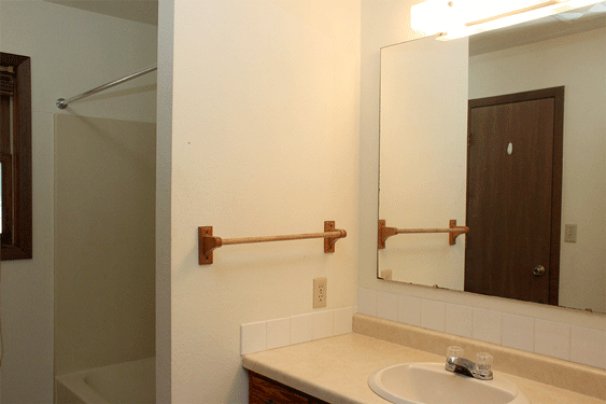 Full Bathroom 1