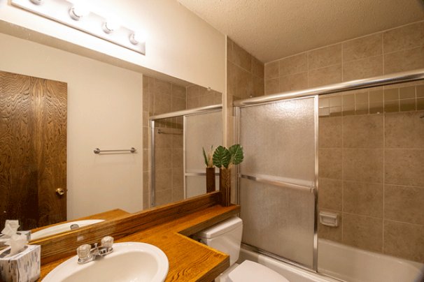 Full Bathroom 2